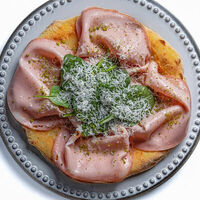 Лепешка с мортаделлой, страчателлой и фисташками в Phantom