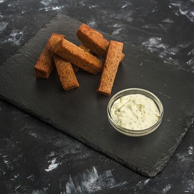 Гренки чесночные с соусом в География по цене 150 ₽