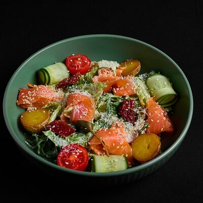 Салат с лососем под соусом ремулад в Level kitchenbar по цене 690 ₽