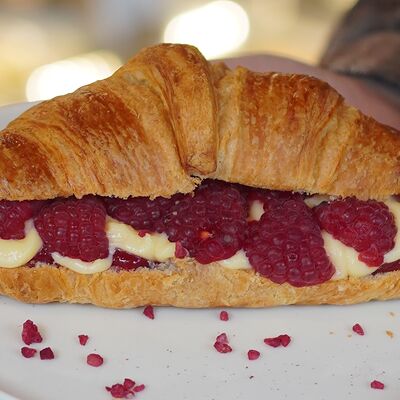 Круассан со свежей малиной в Pur Pur по цене 540 ₽