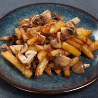 Жареный картофель с грибами и луком в Чайхана в ТЦ Океания