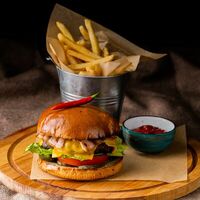 Бургер с говядиной в Brewers Hammer