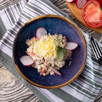 Столичный с печеной куриной грудкой в Линдфорс по цене 630 ₽