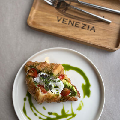 Круассан со страчателлой в Венеция по цене 780 ₽