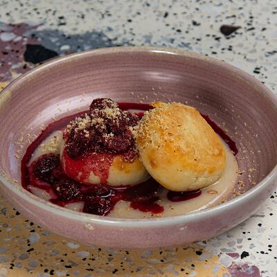 Сырники с заварным кремом и вишней в Pink milk x Lift по цене 690 ₽