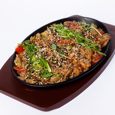 Жареный рис с филе бедра и овощами в Уголь по цене 690 ₽