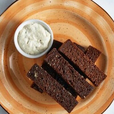 Гренки с чесночным соусом в Гастробар Крапива по цене 250 ₽