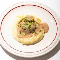 Говяжьи щеки с пюре из картофеля с соусом демиглас в Semplice