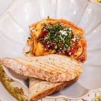 Яичница Менемен с томатным соусом и пряными травами в Коза Тапас