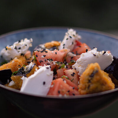 Теплый салат с баклажанами в Истории со вкусом по цене 500 ₽