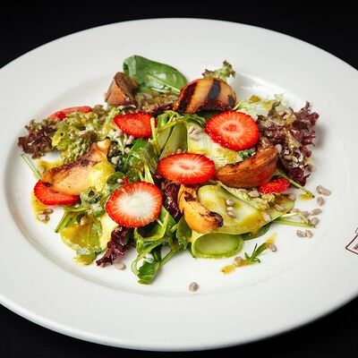 Зеленый салат с нектарином и клубникой в Сохо по цене 590