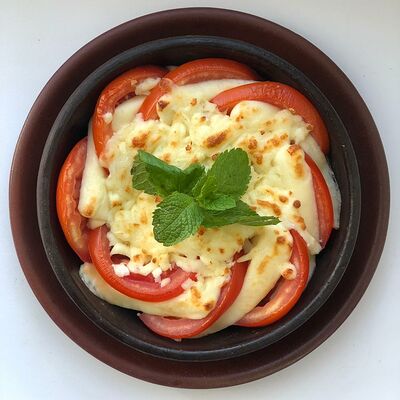 Жареный сыр сулугуни с помидорами в Хинкали по цене 550 ₽