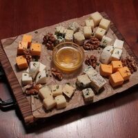 Сырное ассорти к вину и игристому в Dance&grillpark