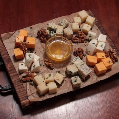 Сырное ассорти к вину и игристому в Dance&grillpark по цене 880 ₽