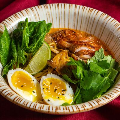 Рамен карри с цыплёнком в Шари Вари Чайхана по цене 780 ₽