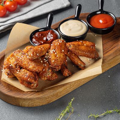 Хрустящие куриные крылья в соусе BBQ в Море Есть по цене 790 ₽