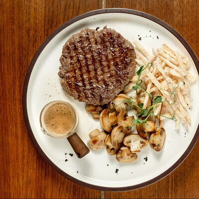 Бифштекс из говядины с шампиньонами и сельдереем фри в The 312 по цене 1350 ₽