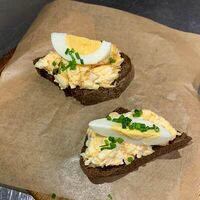 Бутер с копченым сыром и маринованным яйцомв Русский паб