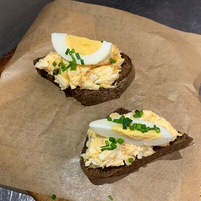 Бутер с копченым сыром и маринованным яйцомв Русский паб по цене 330 ₽