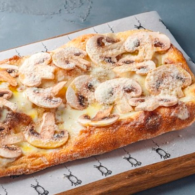 Фокачча с грибами, трюфельной пастой и моцареллой в Чайхана Баранжар по цене 765 ₽