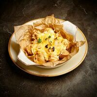 Запеченные мясные пельмени под сулугуни со сметаной в Корчма