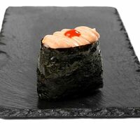 Гункан острый с лососем в Green Sushi