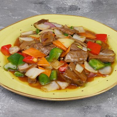 Говяжий язык с овощами в Китайские слухи по цене 1030 ₽