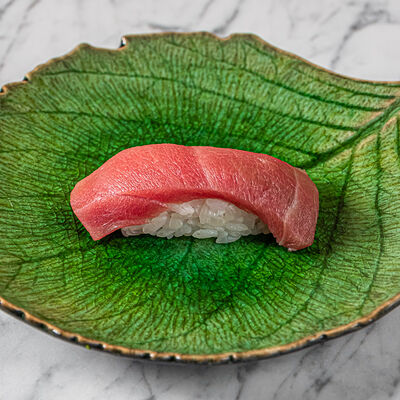 Суши-нигири Тунец Bluefin Akami в Dragon по цене 590 ₽