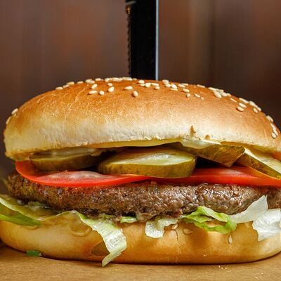 Бургер с соусом манго-чили в Pinta Haus по цене 750 ₽