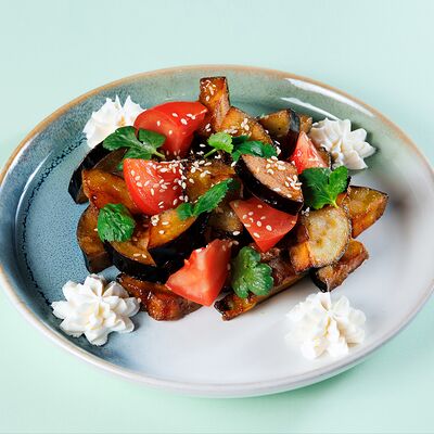 Салат с хрустящими баклажанами в Дарк лава по цене 490 ₽