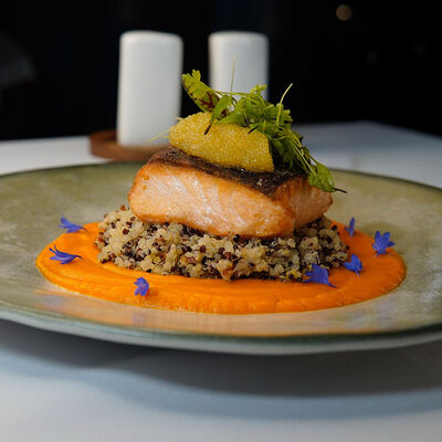 Стейк лосося с киноа и тыквенным пюре в Игристо по цене 1400 ₽