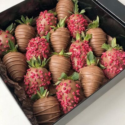 Клубника в шоколаде с сублимированной малиной классика в Fujibox по цене 4100 ₽