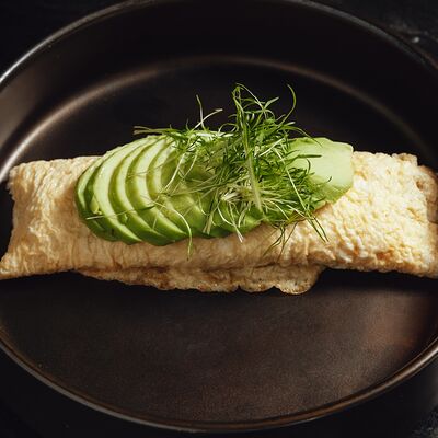 Омлет с креветками и авокадо в Look lounge по цене 650 ₽