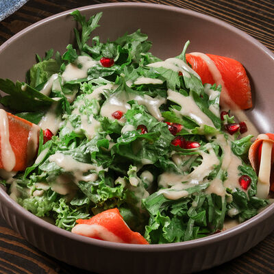 Салат с подкопченной форелью и молодым сулугуни в Тбилиссимо по цене 805 ₽