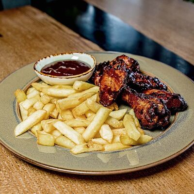 Крылья Буффало в соусе BBQ в Гриль-бар Бикью по цене 450 ₽