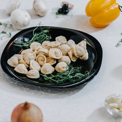 Пельмени ручной лепки Классические с курицей замороженные в Антракт по цене 450 ₽