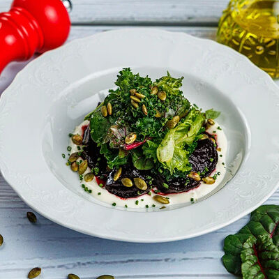 Салат из печеной свеклы с кремом из пармезана в Lucia osteria по цене 470 ₽