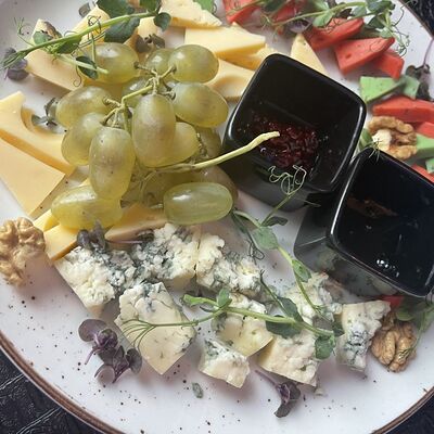 Плато благородных сыров в Oscar по цене 850 ₽