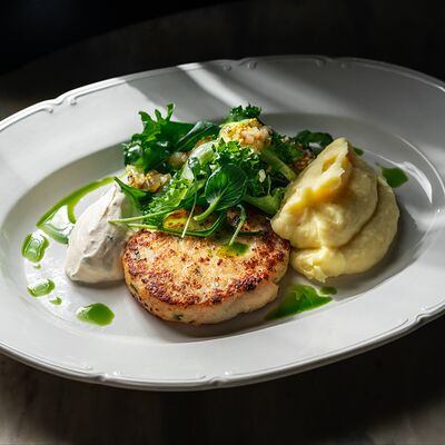 Щучья котлета, релиш из огурца, картофельное пюре в Коробок по цене 830 ₽