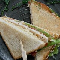 Сэндвич с курицей и беконом в Перформанс вкуса