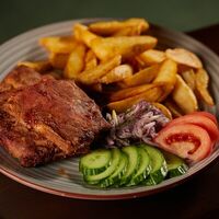 Запеченные свиные ребра с картофельными дольками и овощами в Menthol