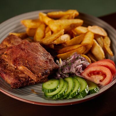 Запеченные свиные ребра с картофельными дольками и овощами в Menthol по цене 820 ₽