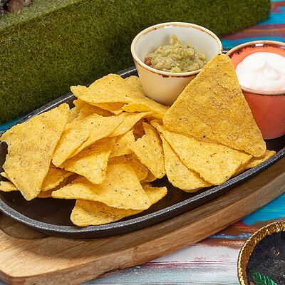 Начос с Гуакамоле и сметанной сальсой в Burritos по цене 300 ₽