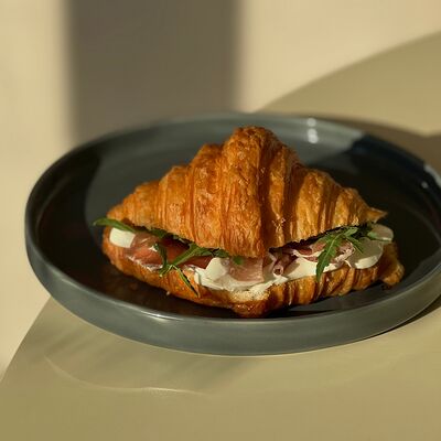 Круассан с пармой в Zanoza Kруассантерия по цене 750 ₽