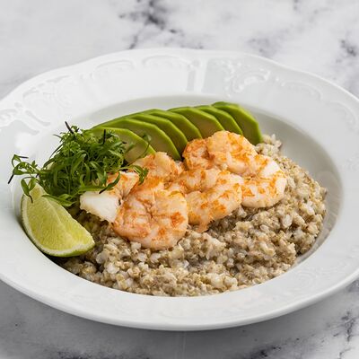 Зеленая гречка с креветками, авокадо и киноа в Патис по цене 768 ₽