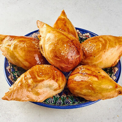 Самса с говядиной в Чайхана Фаррух по цене 160 ₽