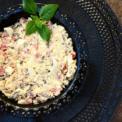 Салат с кальмаром и курицей в Кокороко по цене 530 ₽