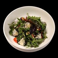 Салат с форелью холодного копчения в Beer & Fire Grill