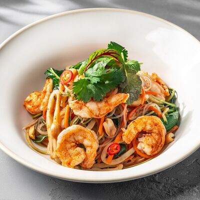 Салат из каламара, креветок и фунчозы в Чайхана Баранжар по цене 595 ₽