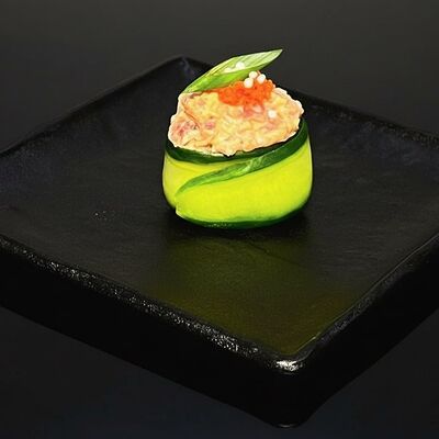 Гункан с тунцом в огурце в Бейкер суши по цене 269 ₽